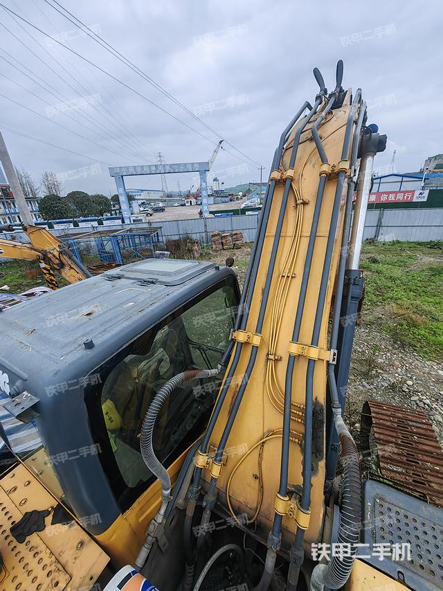 驾驶室顶部（整机外观）