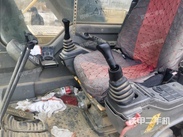 駕駛室整體(整機外觀) 駕駛室整體(整機外觀)
