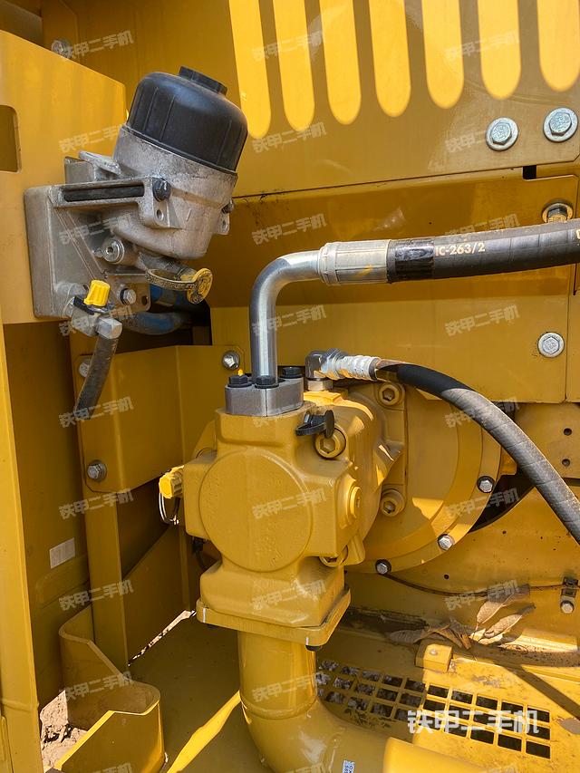 液壓泵艙室正面整體（整機外觀）