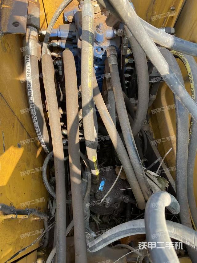 回轉(zhuǎn)馬達(dá)和主控閥（整機(jī)外觀）