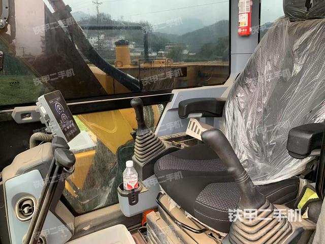 駕駛室整體(整機(jī)外觀) 駕駛室整體(整機(jī)外觀)
