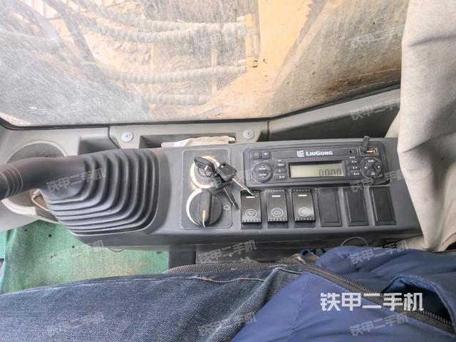 座椅右側(cè)控制臺/鑰匙門/油門/含右手柄(駕駛室部分) 座椅右側(cè)控制臺/鑰匙門/油門/含右手柄(駕駛室部分)