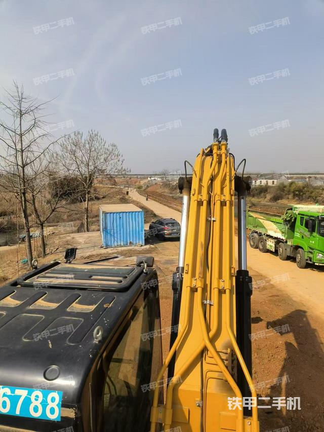 驾驶室顶部（整机外观）