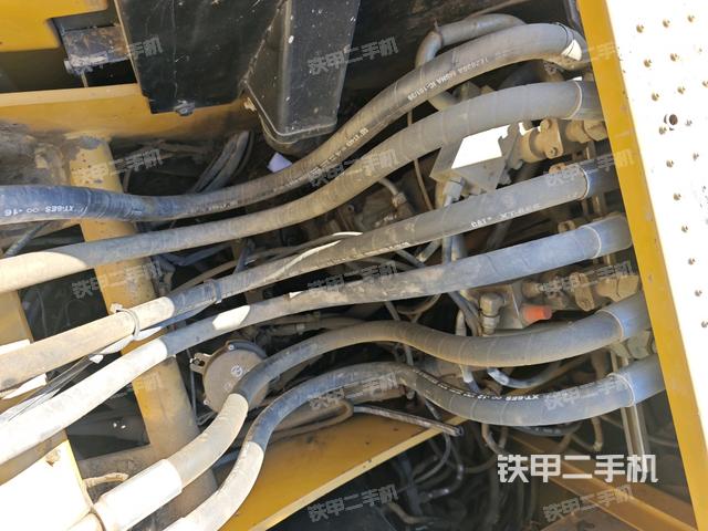 回轉(zhuǎn)馬達和主控閥(整機外觀) 回轉(zhuǎn)馬達和主控閥(整機外觀)