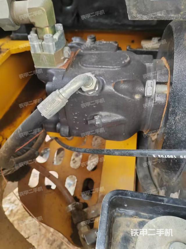 液压泵舱室正面整体（整机外观）