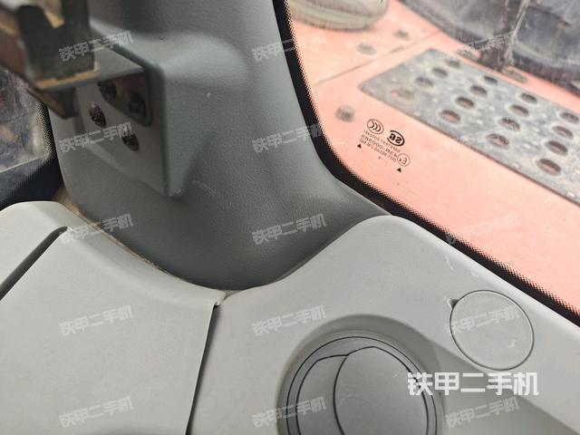 座椅右側(cè)控制臺(tái)/鑰匙門(mén)/油門(mén)/含右手柄(駕駛室部分) 座椅右側(cè)控制臺(tái)/鑰匙門(mén)/油門(mén)/含右手柄(駕駛室部分)