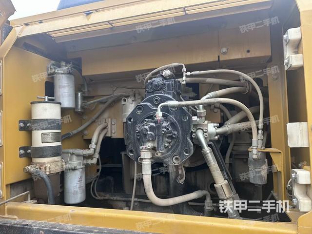 液壓泵艙室正面整體(整機外觀) 液壓泵艙室正面整體(整機外觀)