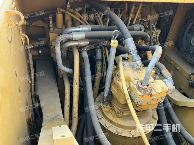 回轉(zhuǎn)馬達(dá)和主控閥（整機(jī)外觀）