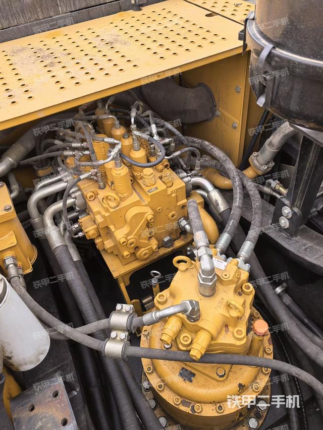 回轉馬達和主控閥（整機外觀）