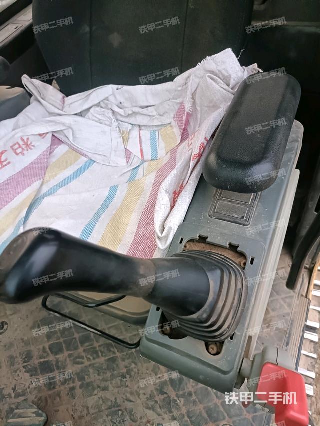 座椅左側(cè)控制臺/音響/含左手柄（駕駛室部分）