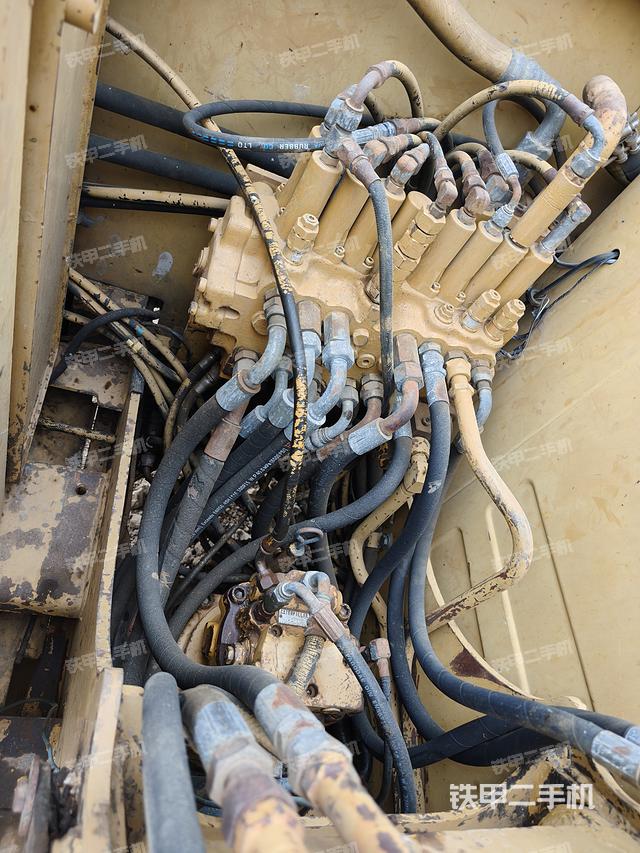 回转马达和主控阀（整机外观）