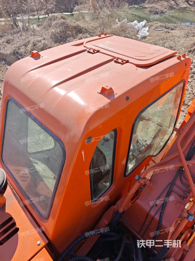 駕駛室頂部(整機(jī)外觀) 駕駛室頂部(整機(jī)外觀)