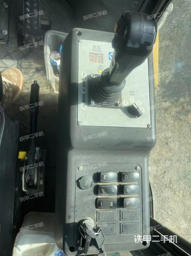 驾驶室操作台（设备外观及核心部件）