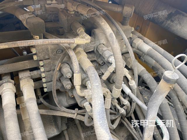 回轉(zhuǎn)馬達(dá)和主控閥(整機(jī)外觀) 回轉(zhuǎn)馬達(dá)和主控閥(整機(jī)外觀)