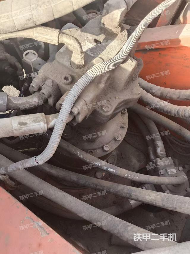 回转马达和主控阀（整机外观）