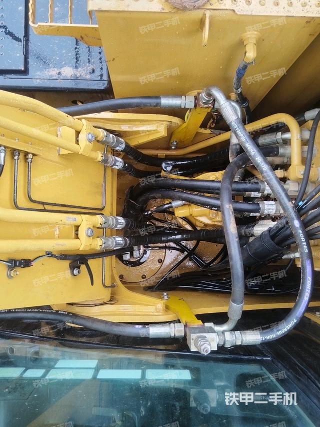 中央回轉(zhuǎn)接頭特寫(xiě)（上車(chē)部件）