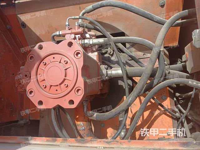 液压泵舱室正面整体（整机外观）