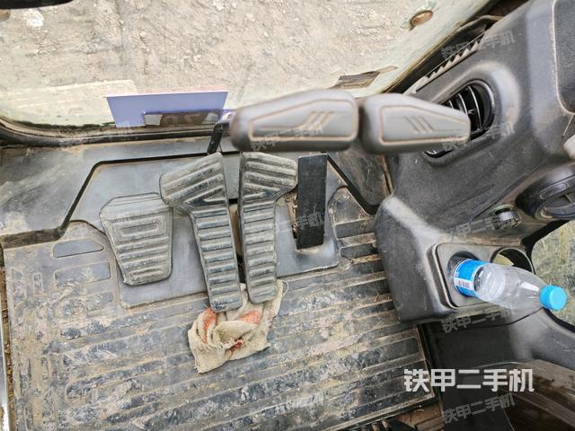 行走控制手柄和踏板?俯拍（駕駛室部分）