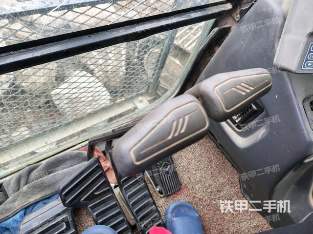 行走控制手柄和踏板?俯拍（駕駛室部分）