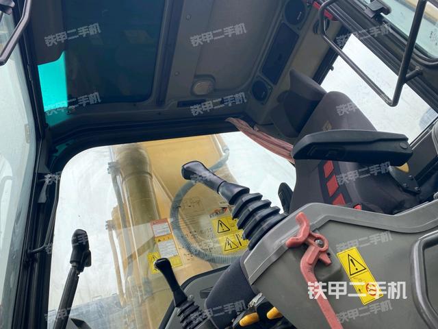 駕駛室整體(整機(jī)外觀) 駕駛室整體(整機(jī)外觀)