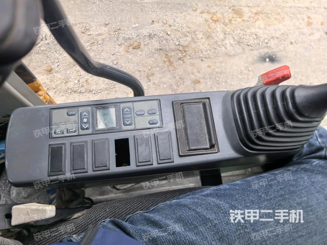 座椅左側(cè)控制臺/音響/含左手柄(駕駛室部分) 座椅左側(cè)控制臺/音響/含左手柄(駕駛室部分)
