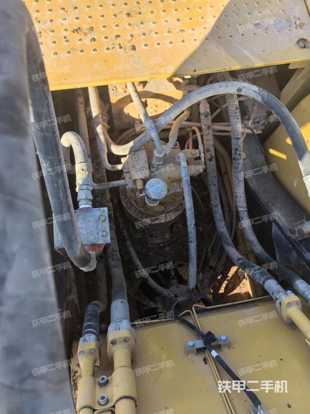 回轉(zhuǎn)馬達(dá)和主控閥（整機(jī)外觀）