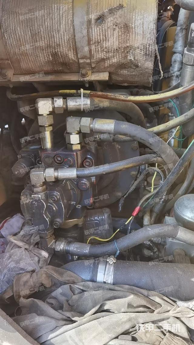 液壓泵艙室正面整體(整機外觀) 液壓泵艙室正面整體(整機外觀)
