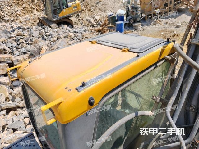 駕駛室頂部(整機(jī)外觀) 駕駛室頂部(整機(jī)外觀)