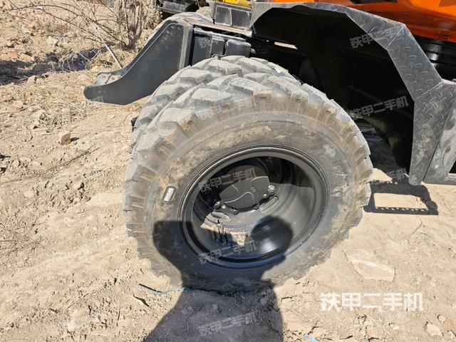 單側(cè)履帶整體(整機(jī)外觀) 單側(cè)履帶整體(整機(jī)外觀)