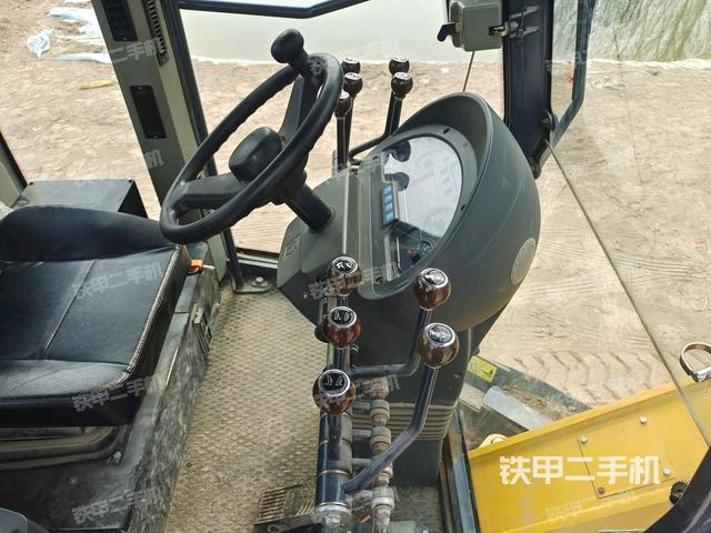 駕駛室內(nèi)部(駕駛室/操作室) 駕駛室內(nèi)部(駕駛室/操作室)