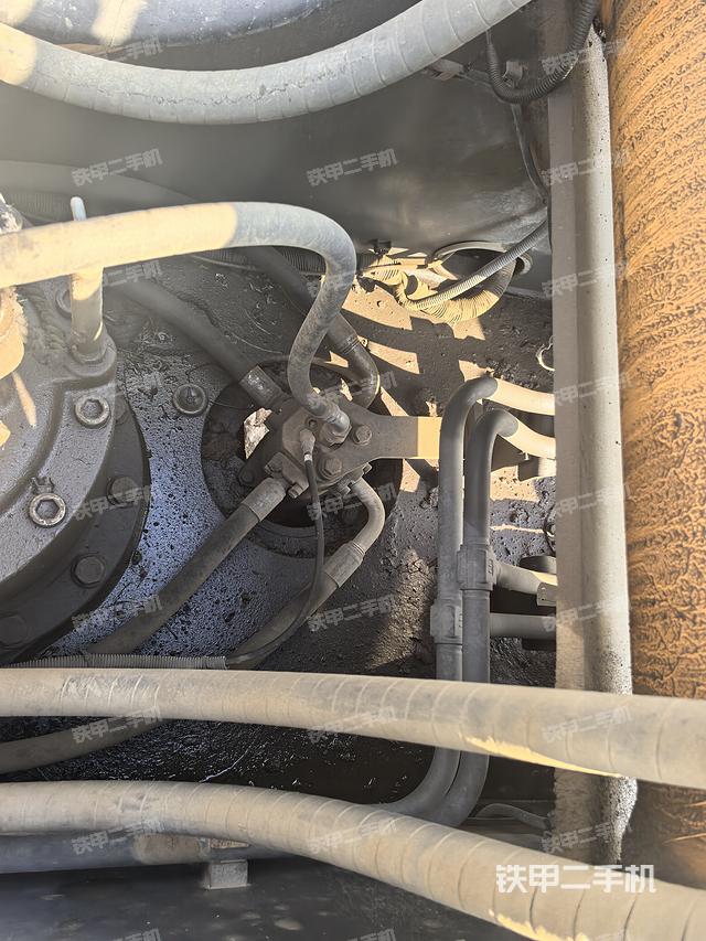 回轉馬達和主控閥（整機外觀）