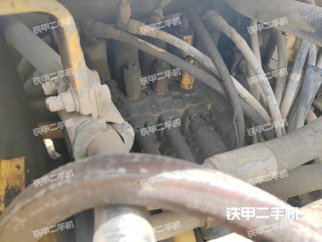 回轉(zhuǎn)馬達(dá)和主控閥(整機(jī)外觀) 回轉(zhuǎn)馬達(dá)和主控閥(整機(jī)外觀)