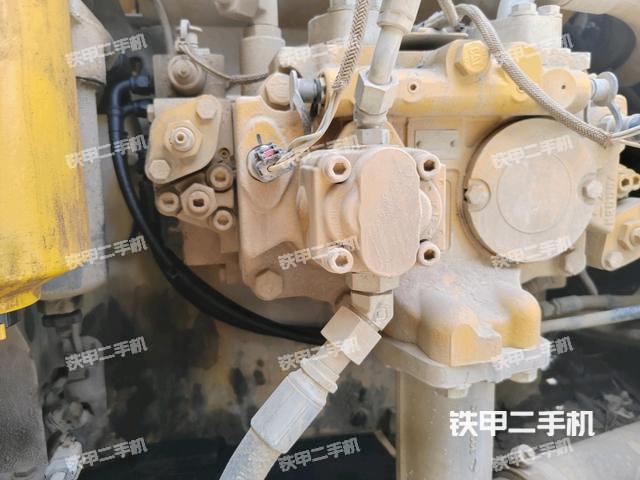 液壓泵艙室正面整體(整機(jī)外觀) 液壓泵艙室正面整體(整機(jī)外觀)