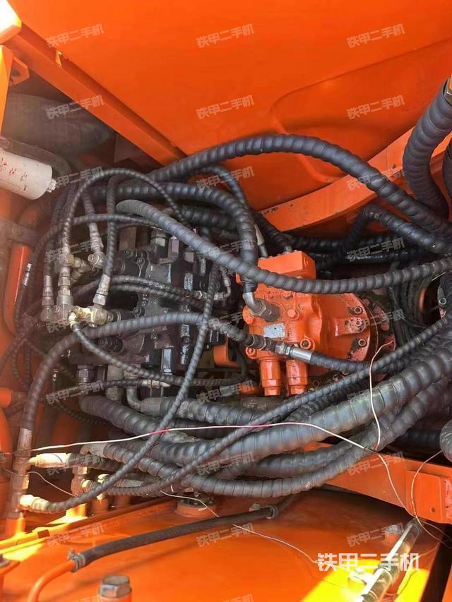 回轉(zhuǎn)馬達(dá)和主控閥(整機(jī)外觀) 回轉(zhuǎn)馬達(dá)和主控閥(整機(jī)外觀)