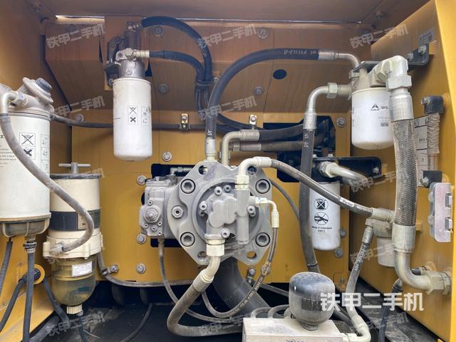 液壓泵艙室正面整體(整機(jī)外觀) 液壓泵艙室正面整體(整機(jī)外觀)