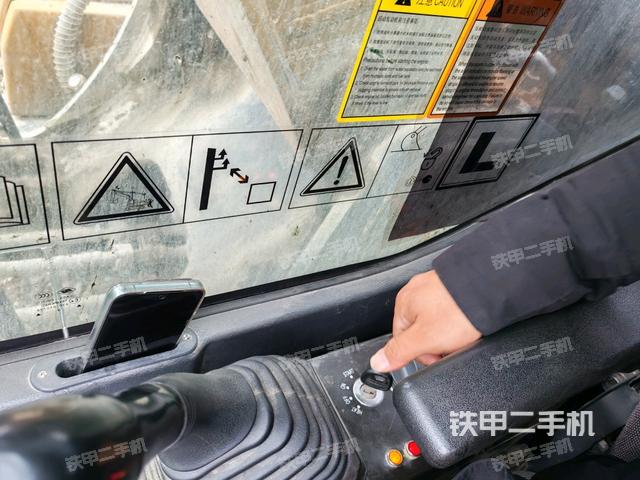 座椅右側(cè)控制臺(tái)/鑰匙門(mén)/油門(mén)/含右手柄（駕駛室部分）