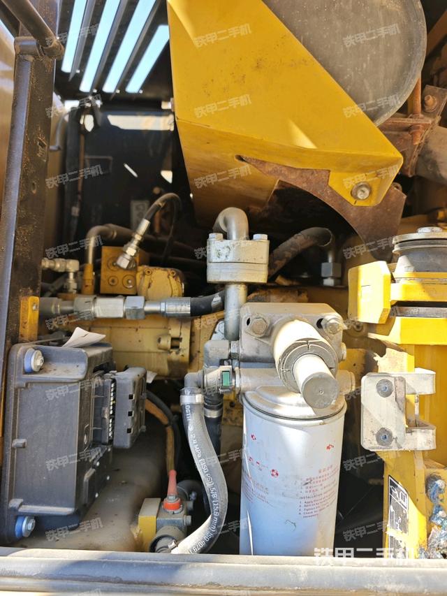 液壓泵艙室正面整體(整機外觀) 液壓泵艙室正面整體(整機外觀)