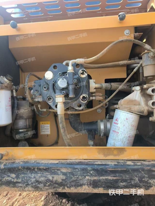 液压泵舱室正面整体（整机外观）