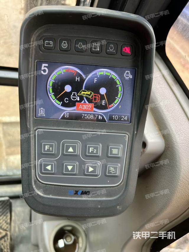 行走控制手柄和踏板?俯拍（駕駛室部分）