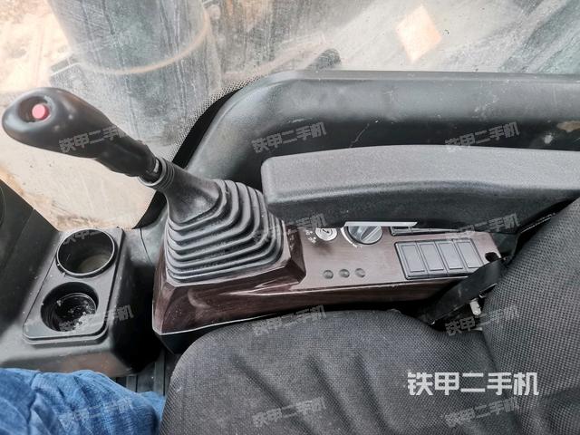 座椅右側(cè)控制臺/鑰匙門/油門/含右手柄(駕駛室部分) 座椅右側(cè)控制臺/鑰匙門/油門/含右手柄(駕駛室部分)