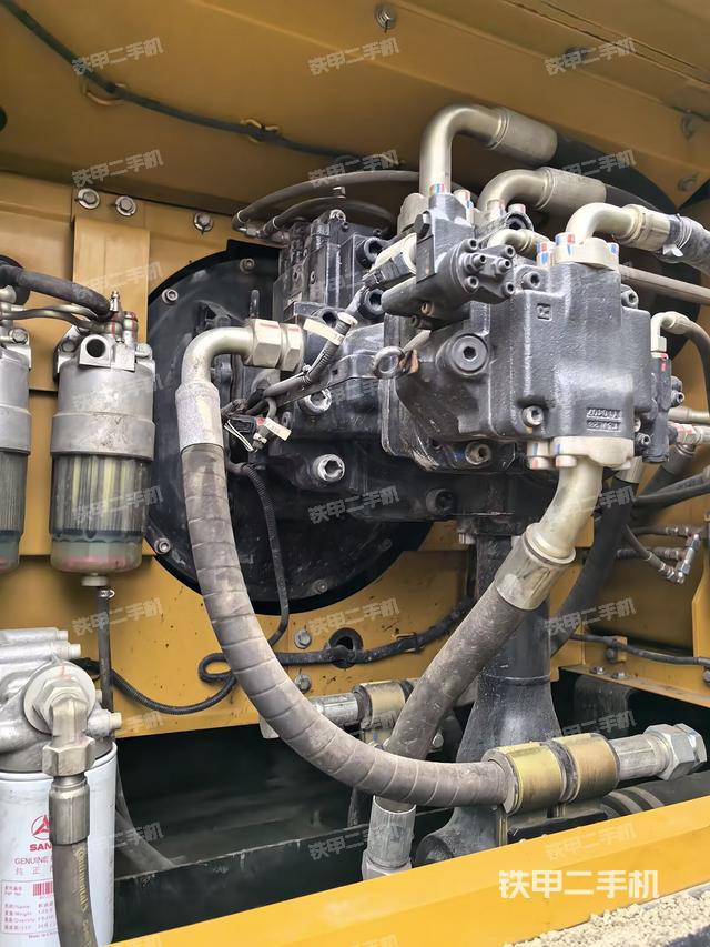 液壓泵艙室正面整體（整機外觀）