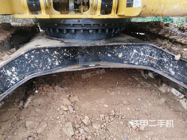 轉(zhuǎn)盤(pán)和下車(chē)架正前（工作和回轉(zhuǎn)裝置）