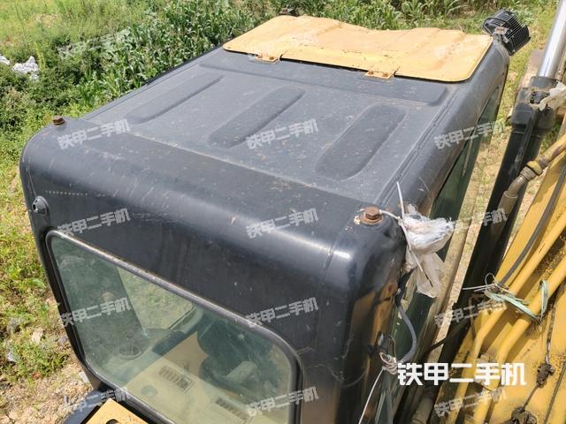 駕駛室頂部(整機(jī)外觀) 駕駛室頂部(整機(jī)外觀)