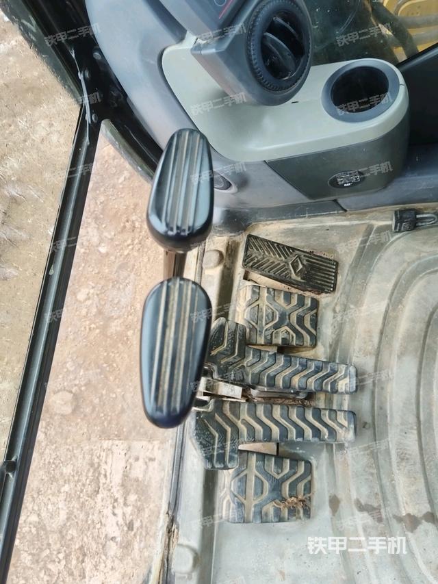 行走控制手柄和踏板?俯拍（駕駛室部分）