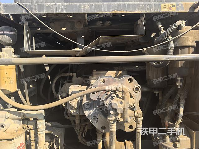 液壓泵艙室正面整體（整機外觀）