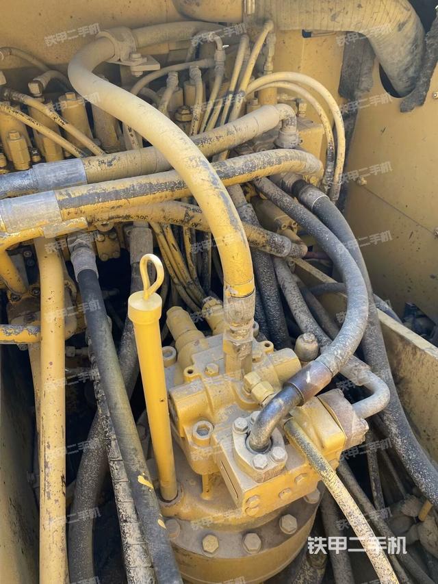 回轉(zhuǎn)馬達(dá)和主控閥（整機(jī)外觀）