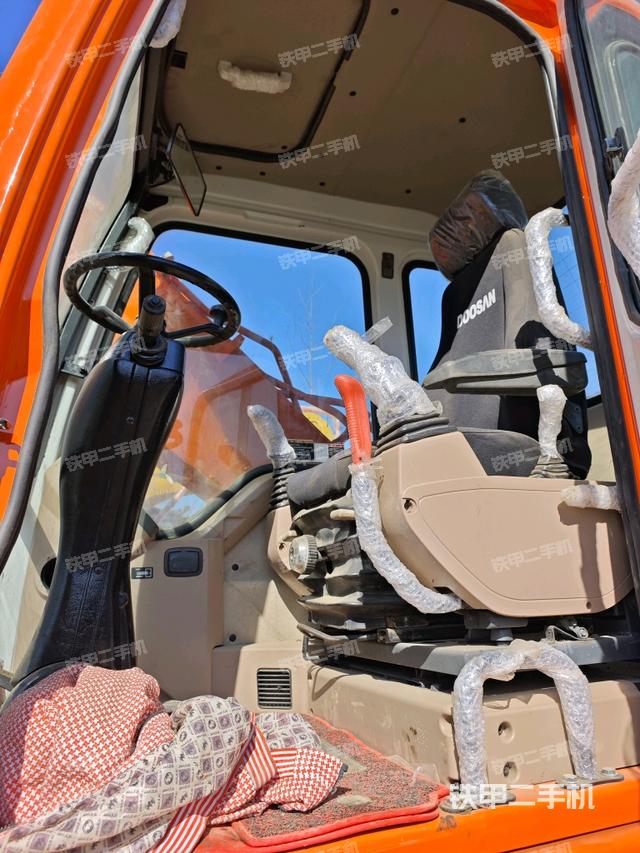 駕駛室整體(整機(jī)外觀) 駕駛室整體(整機(jī)外觀)