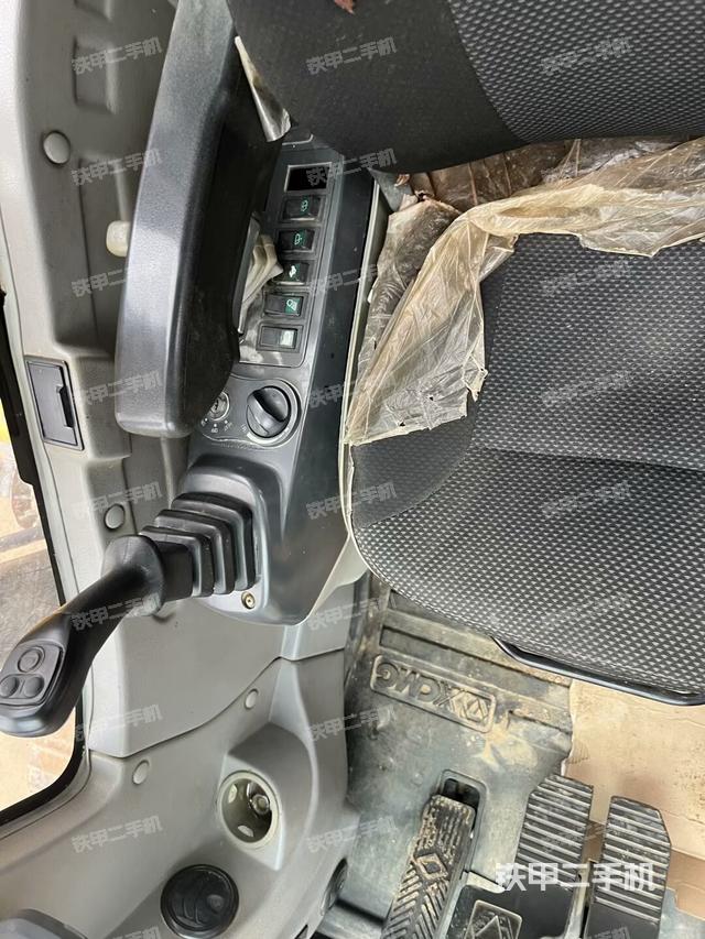 座椅右側(cè)控制臺(tái)/鑰匙門/油門/含右手柄（駕駛室部分）