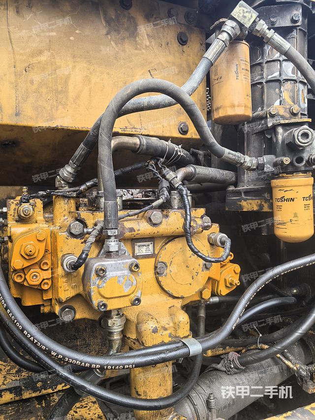 液压泵舱室正面整体（整机外观）