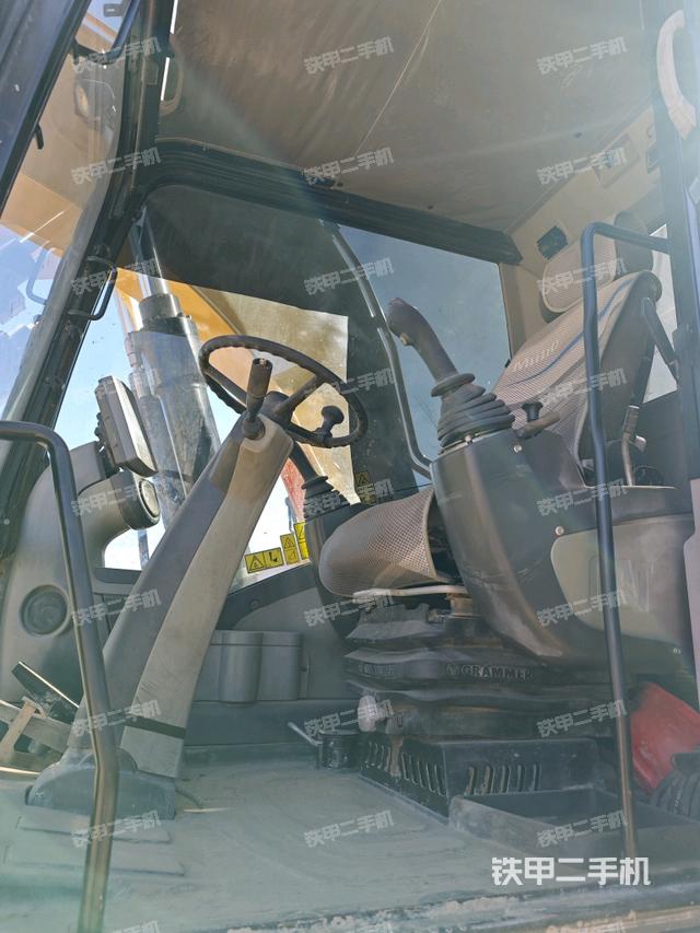 駕駛室整體(整機外觀) 駕駛室整體(整機外觀)